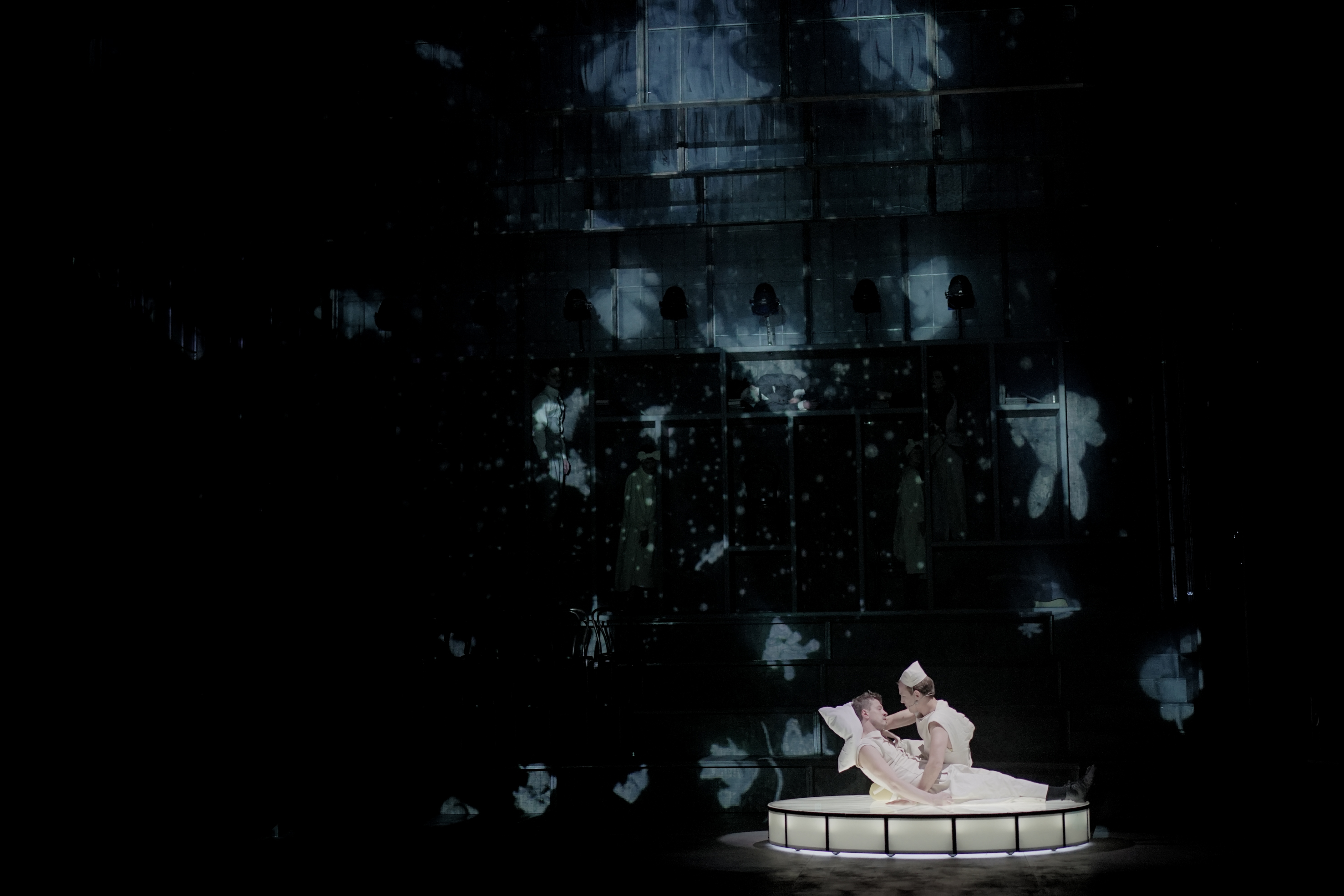 Skats no izrādes "Ziloņcilvēks" // Foto – Mārtiņš Vilkārsis